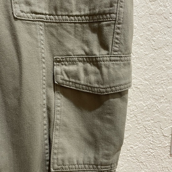 Banana Republic cargo capri in olive green/ sage color. Comes w/ matching belt. - Picture 2 of 16